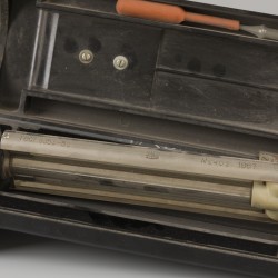 Een industriële thermometer(?) in bakelieten doos, 20e eeuw.