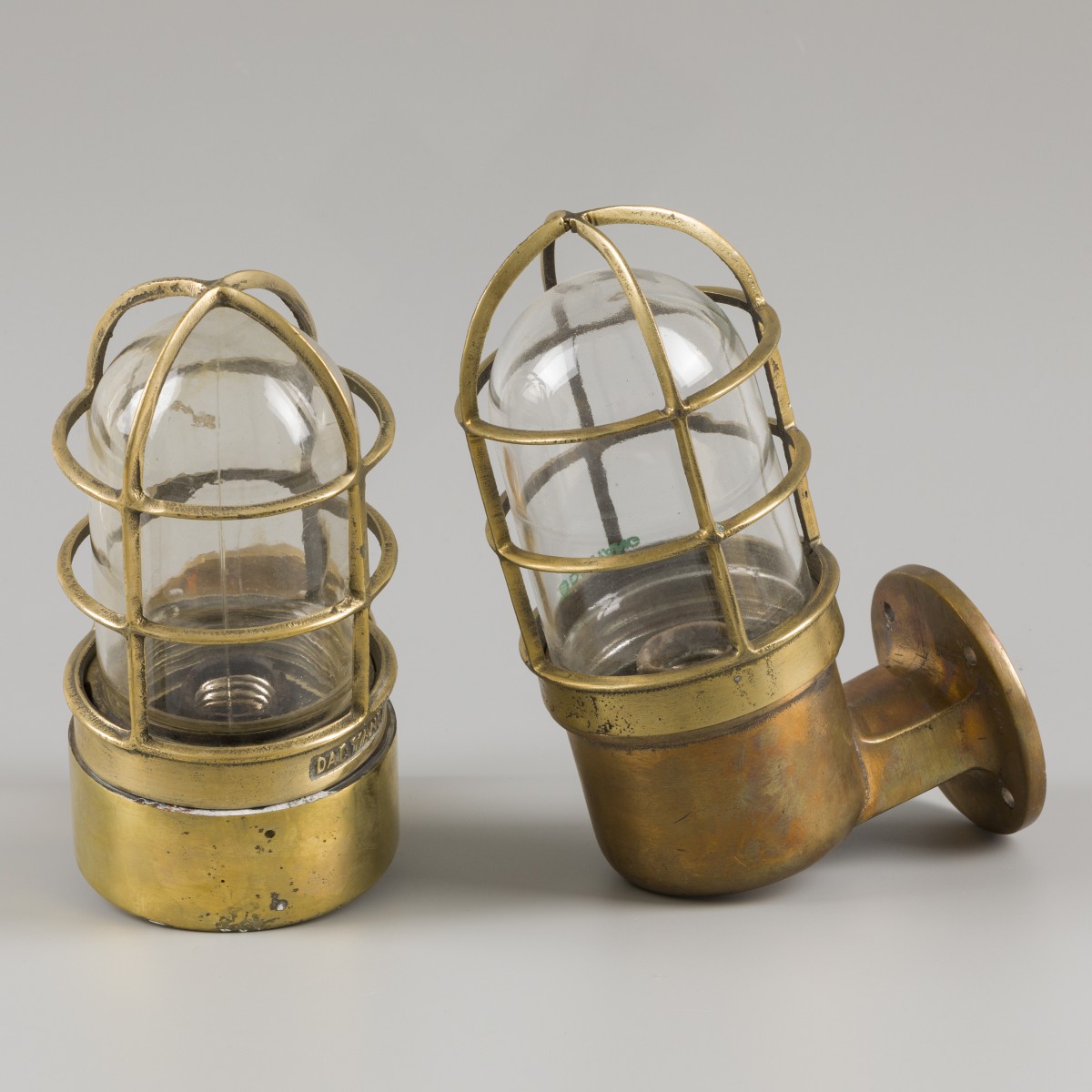 Een lot bestaande uit (2) diverse messing stormlampen/ kooilampen, 20e eeuw.