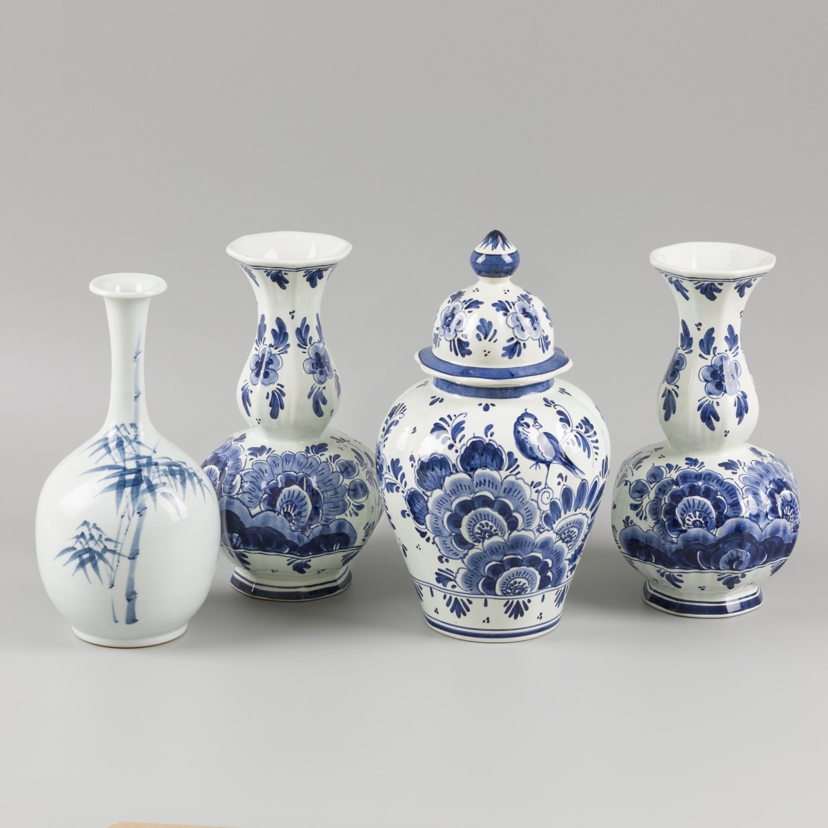 Een lot bestaande uit (4) Delftse vazen waaronder met blauw-wit décor, 20e eeuw.