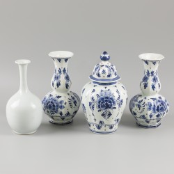 Een lot bestaande uit (4) Delftse vazen waaronder met blauw-wit décor, 20e eeuw.
