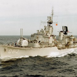 Gesigneerd "vd Ven" (C.W. vd Ven, 20th eeuw), Torpedoboot jagers op volle kracht. Hr. Ms. Friesland op de voorgrond