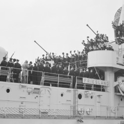 Gesigneerd "vd Ven" (C.W. vd Ven, 20th eeuw), Torpedoboot jagers op volle kracht. Hr. Ms. Friesland op de voorgrond