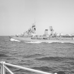Gesigneerd "vd Ven" (C.W. vd Ven, 20th eeuw), Torpedoboot jagers op volle kracht. Hr. Ms. Friesland op de voorgrond