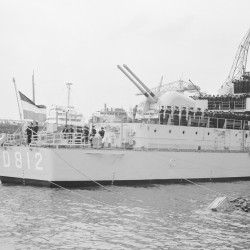 Gesigneerd "vd Ven" (C.W. vd Ven, 20th eeuw), Torpedoboot jagers op volle kracht. Hr. Ms. Friesland op de voorgrond