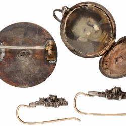 Lot van 3 gouden/zilveren sieraden.