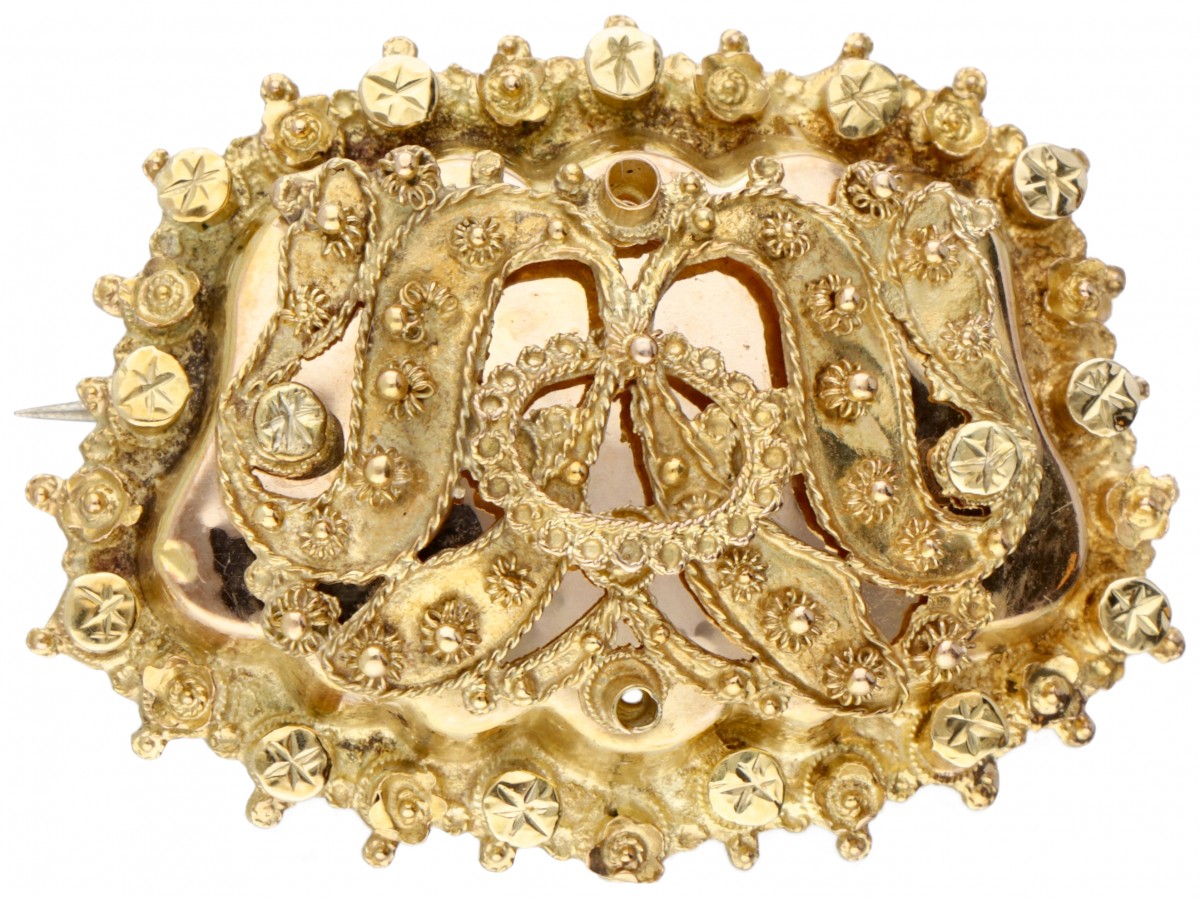 14 kt. Geelgouden antieke streekdracht broche met sierlijk cantillewerk.