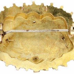 14 kt. Geelgouden antieke streekdracht broche met sierlijk cantillewerk.