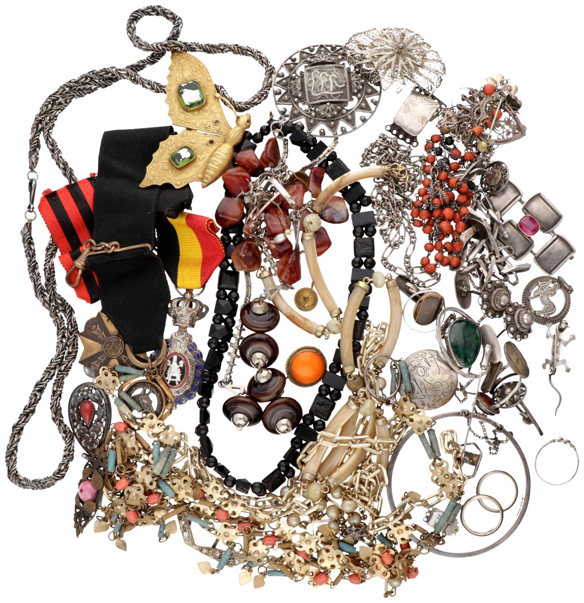 Groot lot van diverse zilveren sieraden en bijouterie.