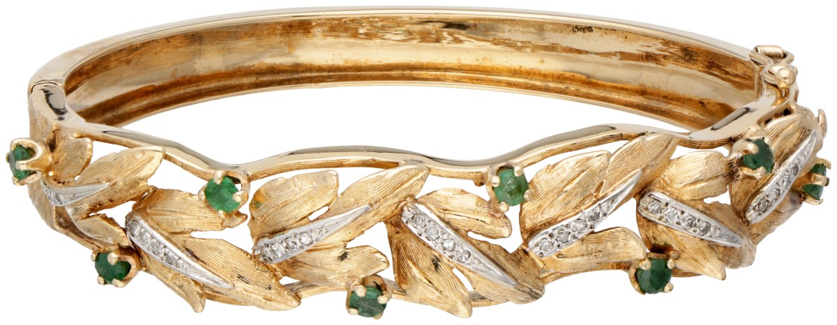 BWG 10 kt. Geelgouden gematteerde bangle armband bezet met ca. 0.64 ct. natuurlijke smaragd en diamant.