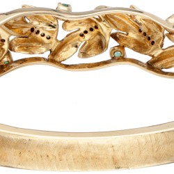 BWG 10 kt. Geelgouden gematteerde bangle armband bezet met ca. 0.64 ct. natuurlijke smaragd en diamant.