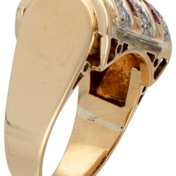 14 kt. Geelgouden retro tank ring bezet met ca. 0.38 ct. diamant en synthetische robijn.