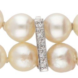 Lot van 3 zoetwaterparel-colliers met een 14 kt. witgouden tussenstuk bezet met diamant.