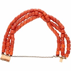 Drierijige bloedkoralen armband met een rosegouden baksluiting - 14 kt.