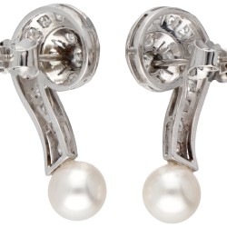 18 kt. Witgouden en Pt 950 platina oorbellen bezet met ca. 0.70 ct. diamant en zoetwaterparel.