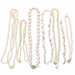 Lot van 5 parel colliers en 2 armbanden.