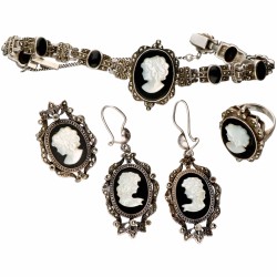 Set van zilveren ring, oorbellen, broche/hanger en armband, met parelmoer cameé op onyx en markasiet - 925/1000.