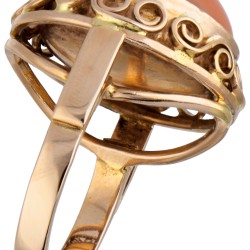 14 kt. Geelgouden vintage ring bezet met ca. 7.93 ct. bloedkoraal.