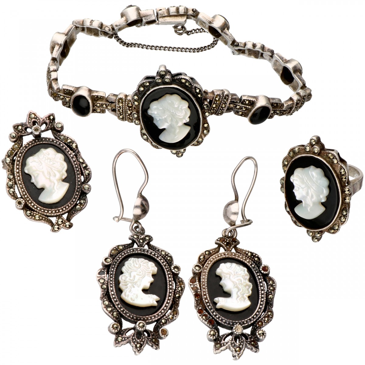 Set van zilveren ring, oorbellen, broche/hanger en armband, met parelmoer cameé op onyx en markasiet - 925/1000.