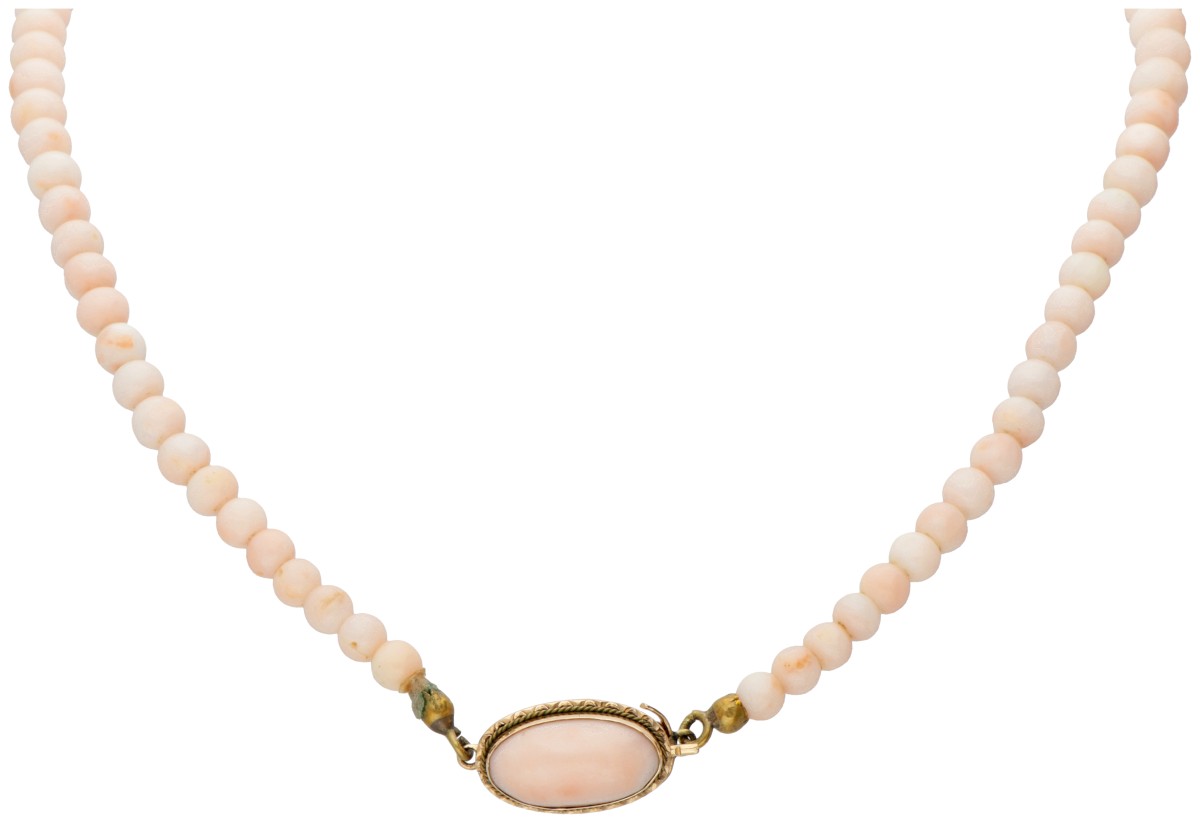 Peau d'Ange eenrijig koralen collier met een 14 kt. geelgouden sluiting.