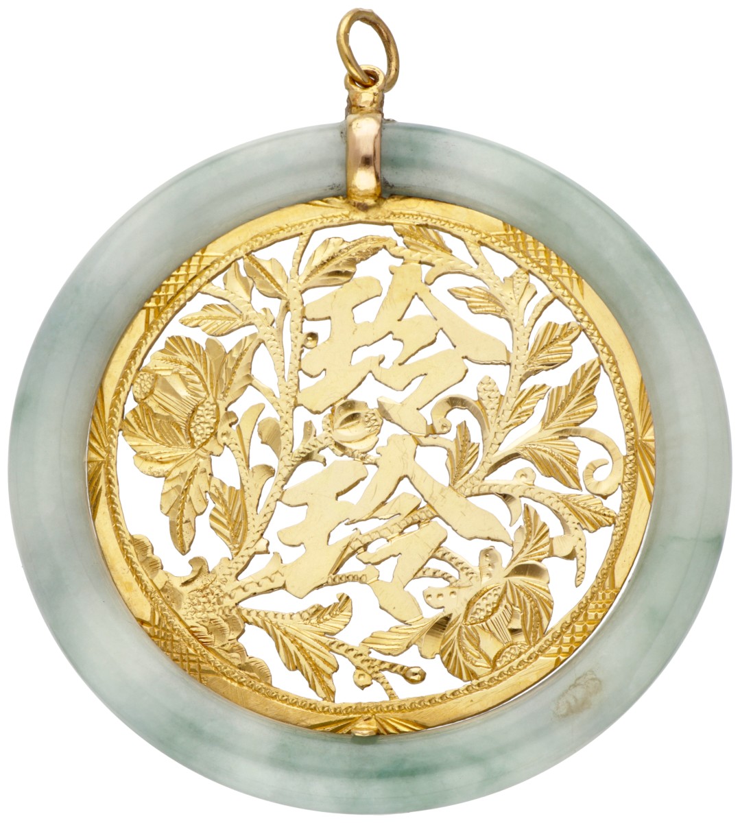 Cirkelvormige jade hanger met een 20 kt. geelgouden floraal opengewerkt middenstuk.