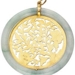 Cirkelvormige jade hanger met een 20 kt. geelgouden floraal opengewerkt middenstuk.