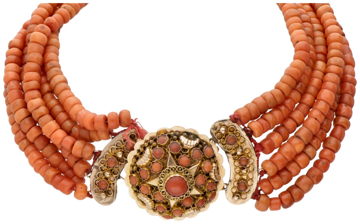 Antiek zesrijig bloedkoralen collier met een 14 kt. geelgouden sluiting.