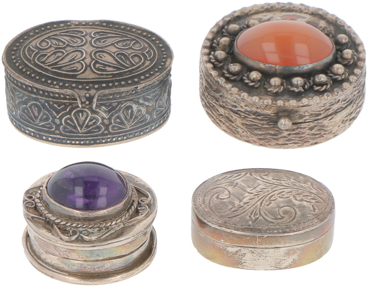 (4) delig lot diverse doosjes zilver.