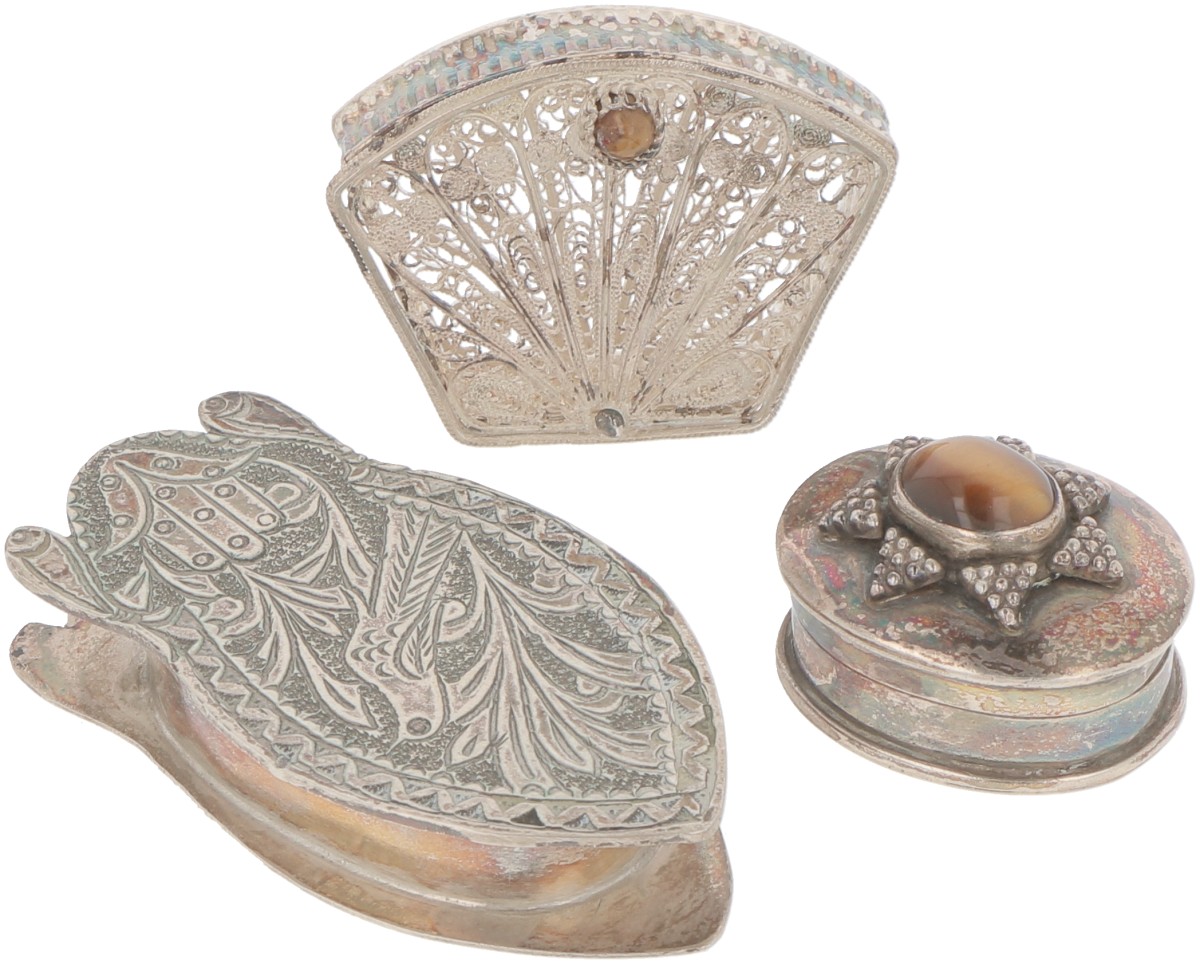 (3) delig lot diverse doosjes zilver.