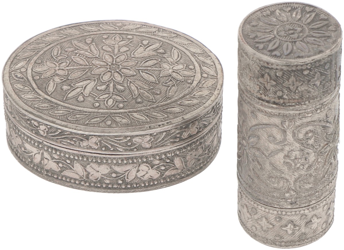 (2) delig lot diverse doosjes zilver.