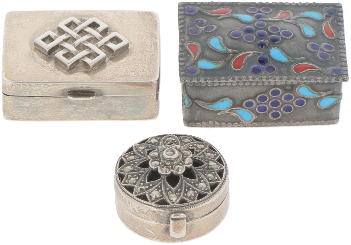 (3) delig lot diverse doosjes zilver.