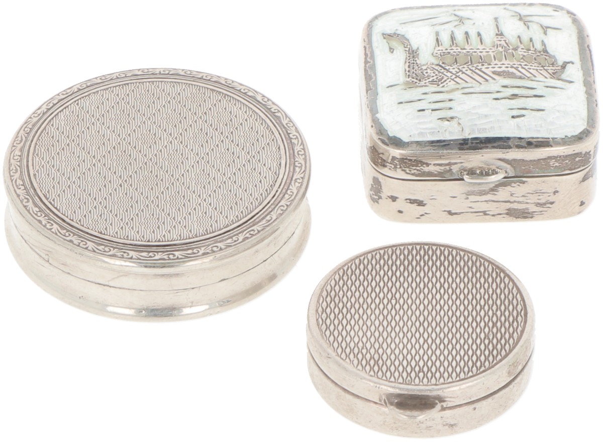 (3) delig lot diverse doosjes zilver.