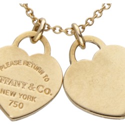 'Please Return to Tiffany & Co.' 18 kt. geelgouden collier met twee hartvormige hangers.