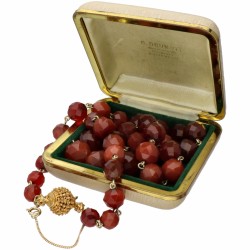 Collier van rode agaat met een geelgouden sluiting - 14 kt.