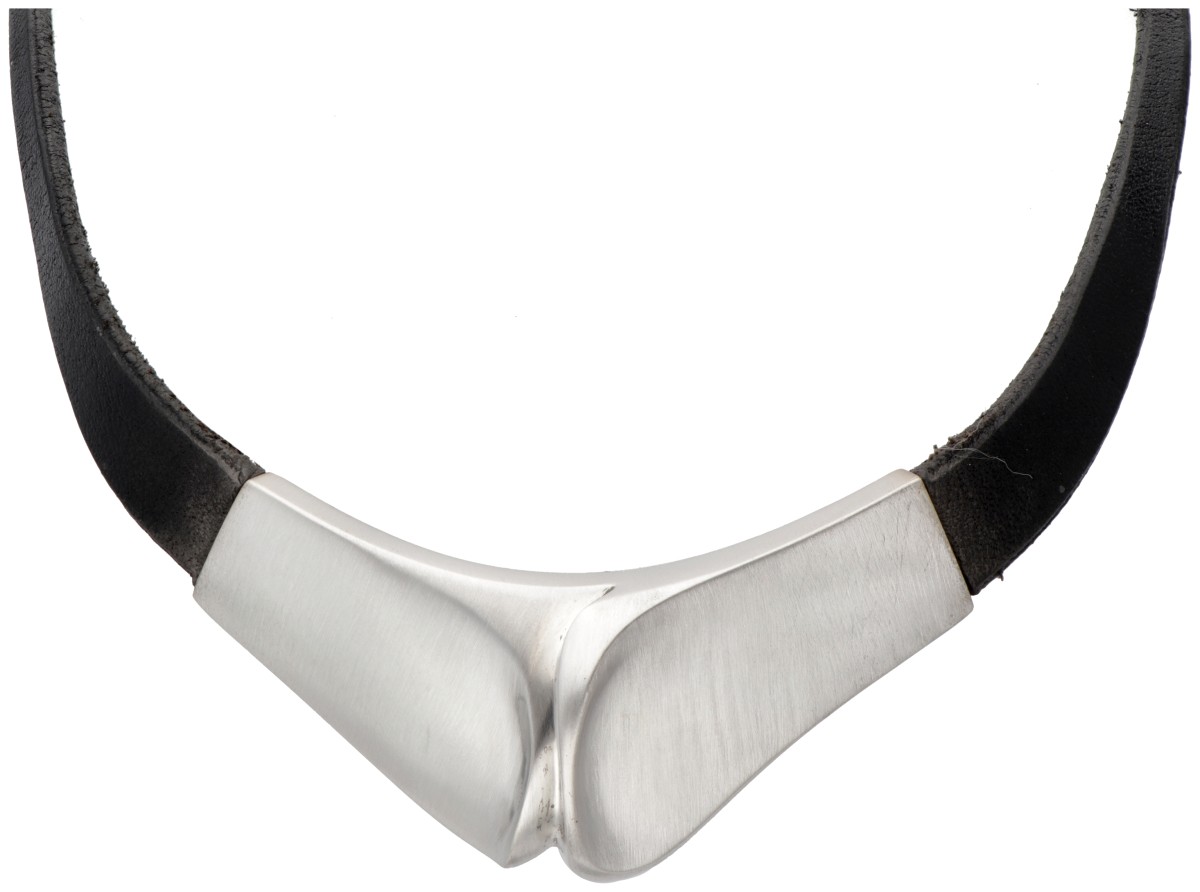 Sterling zilveren collier met zwart leer door Finse designer Poul Havgaard voor Lapponia.