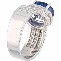 Witgouden entourage ring bezet met ca. 2.11 ct. diamant en ca. 3.78 ct. natuurlijke saffier - 18 kt.