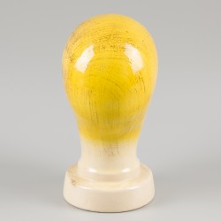 Een art deco / flapper girl-stijl hoedenstandaard in de vorm van een vrouwenhoofd/ -mannequin, Duitsland, 20e eeuw.