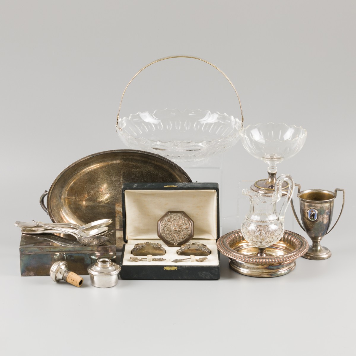 Een lot diverse verzilverde objecten waaronder een kristallen soezenschaal, 20e eeuw.
