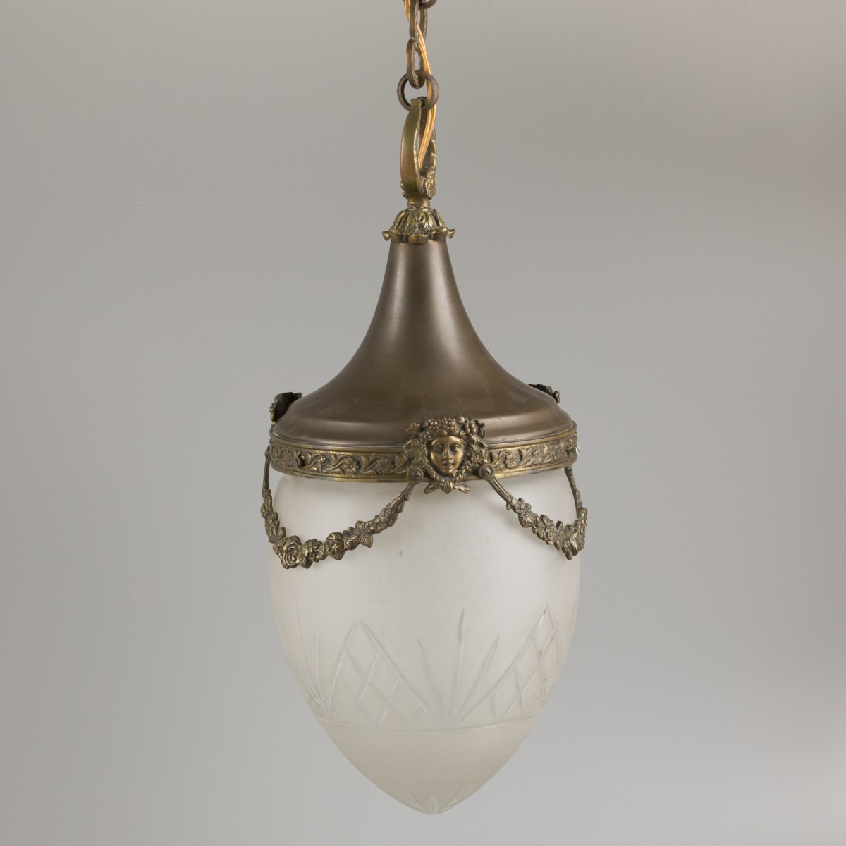 Een glazen Louis XVI-stijl hallamp/ eierlamp, Frankrijk(?), 20e eeuw.