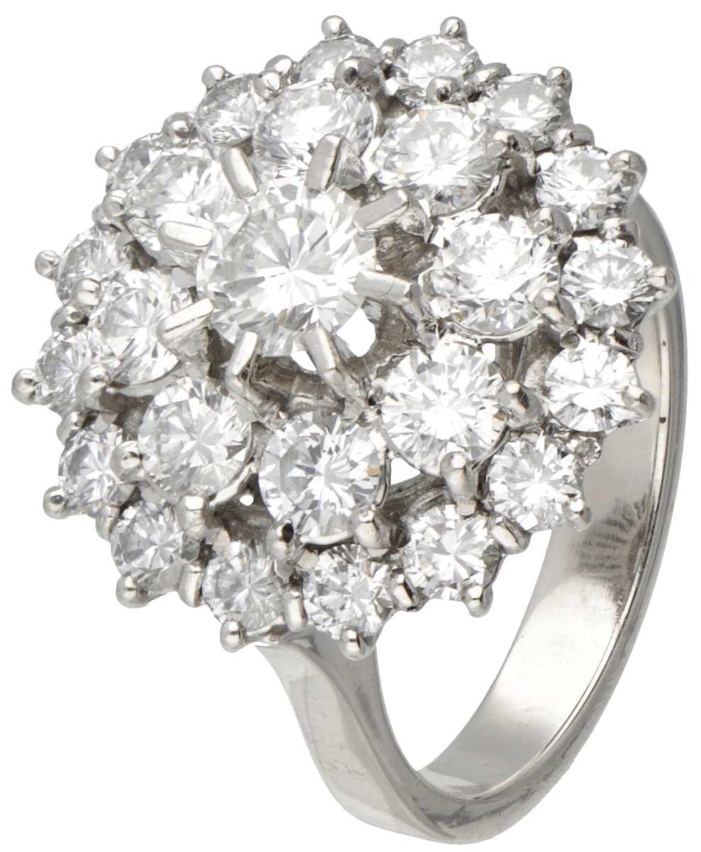 18 kt. Witgouden entourage ring bezet met ca. 1.97 ct. diamant.