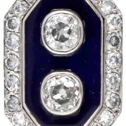 18 kt. Witgouden en Pt 900 platina art deco ring bezet met ca. 2.25 ct. diamant en blauwe emaille.