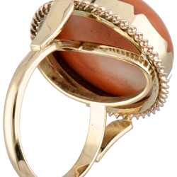 14 kt. Geelgouden vintage ring bezet met ca. 14.21 ct. bloedkoraal.
