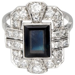 Pt 900 Platina art deco ring bezet met ca. 2.35 ct. natuurlijke saffier en ca. 0.70 ct. diamant.