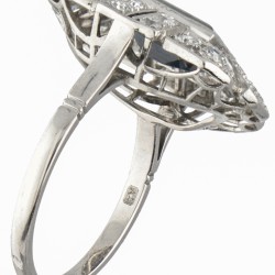 Pt 900 Platina art deco ring bezet met ca. 2.35 ct. natuurlijke saffier en ca. 0.70 ct. diamant.