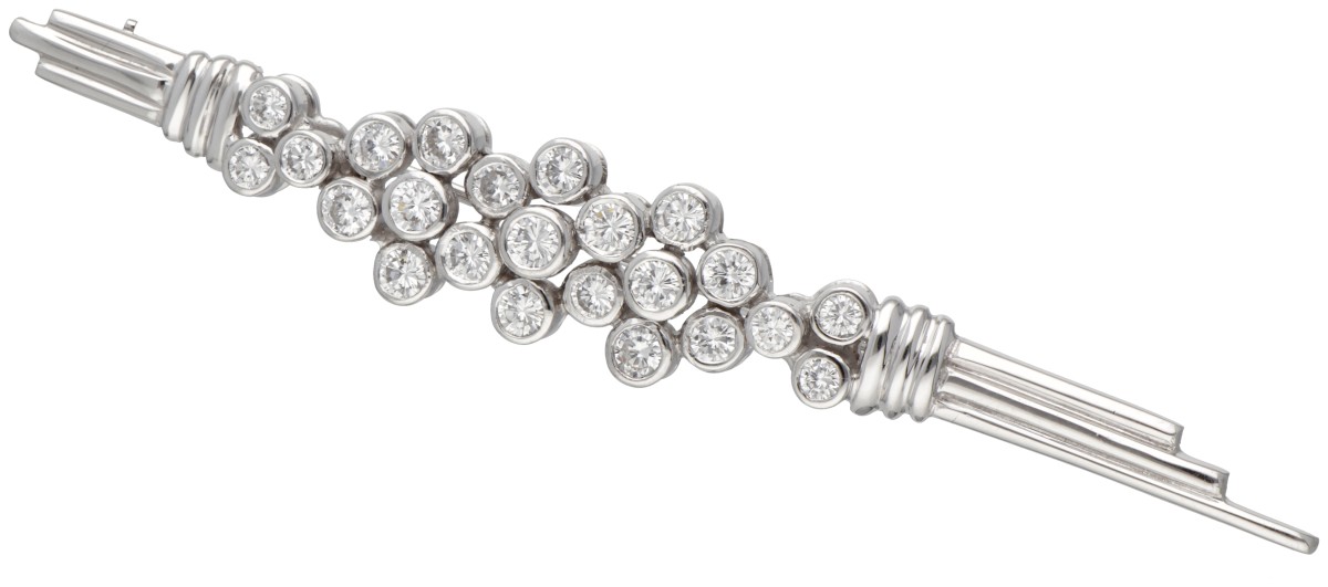 18 kt. Witgouden broche bezet met ca. 2.00 ct. diamant.