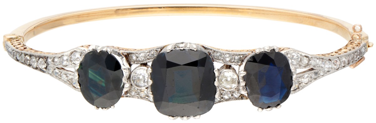 18 kt. Geelgouden art deco bangle bezet met ca. 12.48 ct. natuurlijke saffier en ca. 0.83 ct. diamant.
