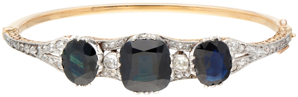 18 kt. Geelgouden art deco bangle bezet met ca. 12.48 ct. natuurlijke saffier en ca. 0.83 ct. diamant.