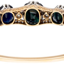 18 kt. Geelgouden art deco bangle bezet met ca. 12.48 ct. natuurlijke saffier en ca. 0.83 ct. diamant.