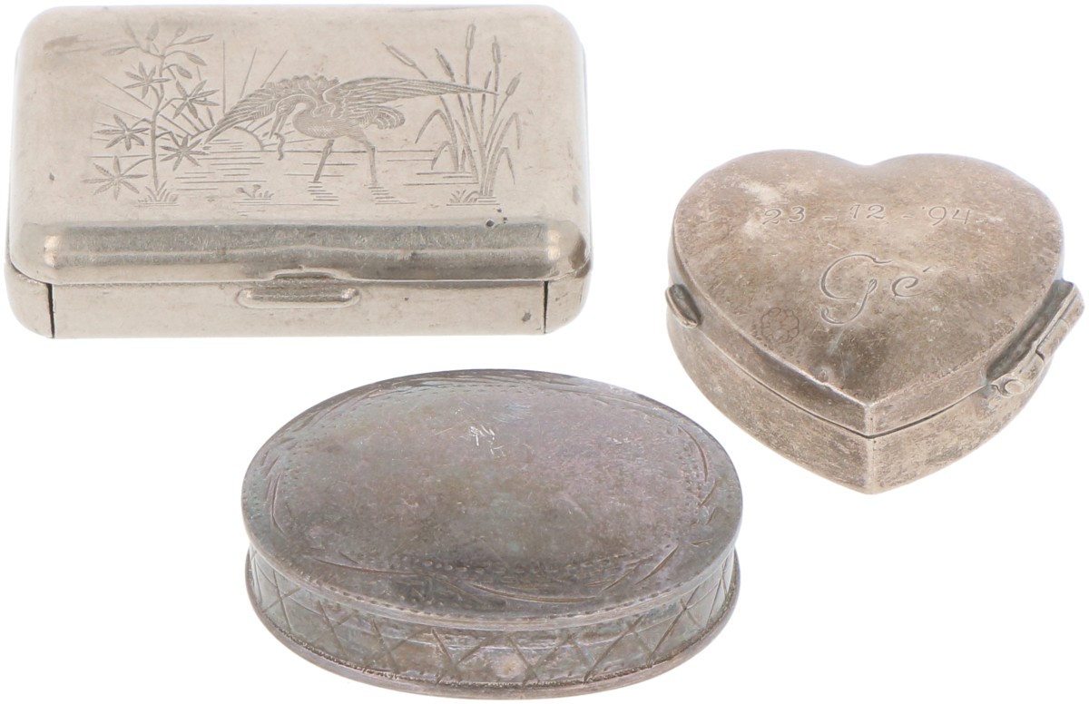 (3) delig lot diverse doosjes zilver.