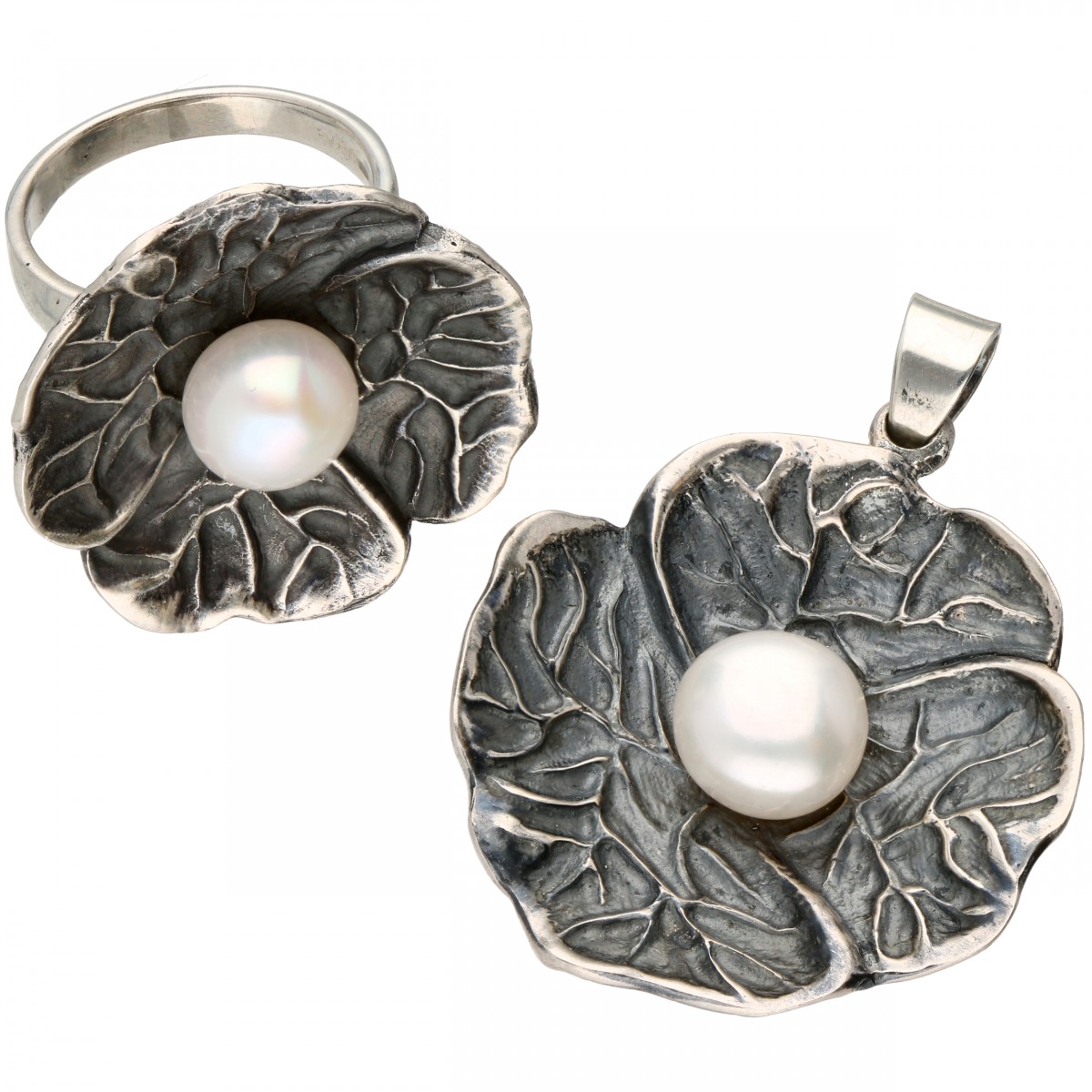 Set van zilveren bloemvormige hanger en ring, met cultivé zoetwater parel - 925/1000.