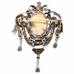 Antieke geelgouden/zilveren sierlijke broche met een agaten cameé en diamant - 18 kt.